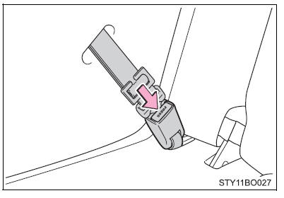 Remoção dum sistema de segurança para crianças (cadeirinha) instalado com um cinto de segurança